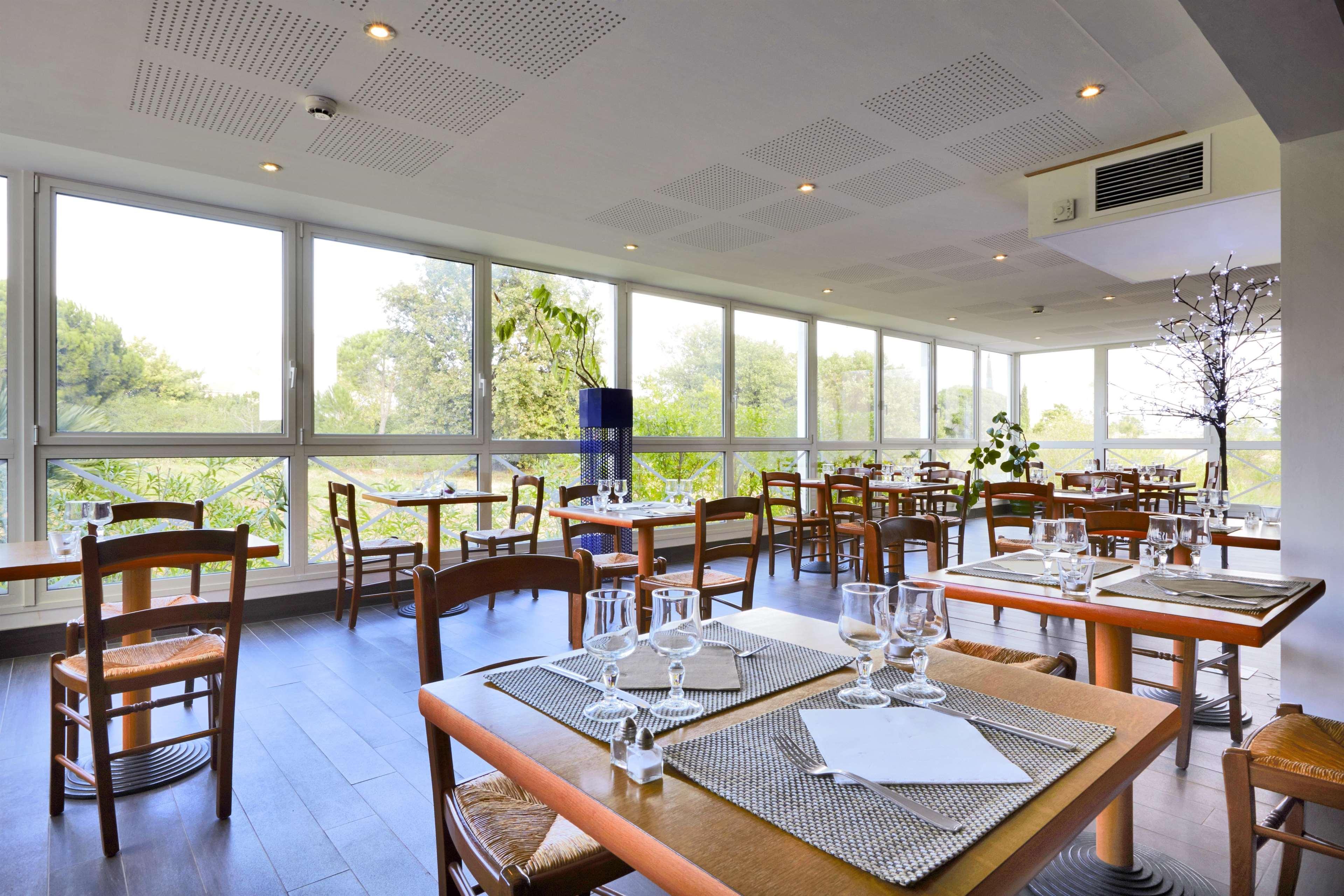 Hotel Restaurant Kyriad Fréjus Exterior photo