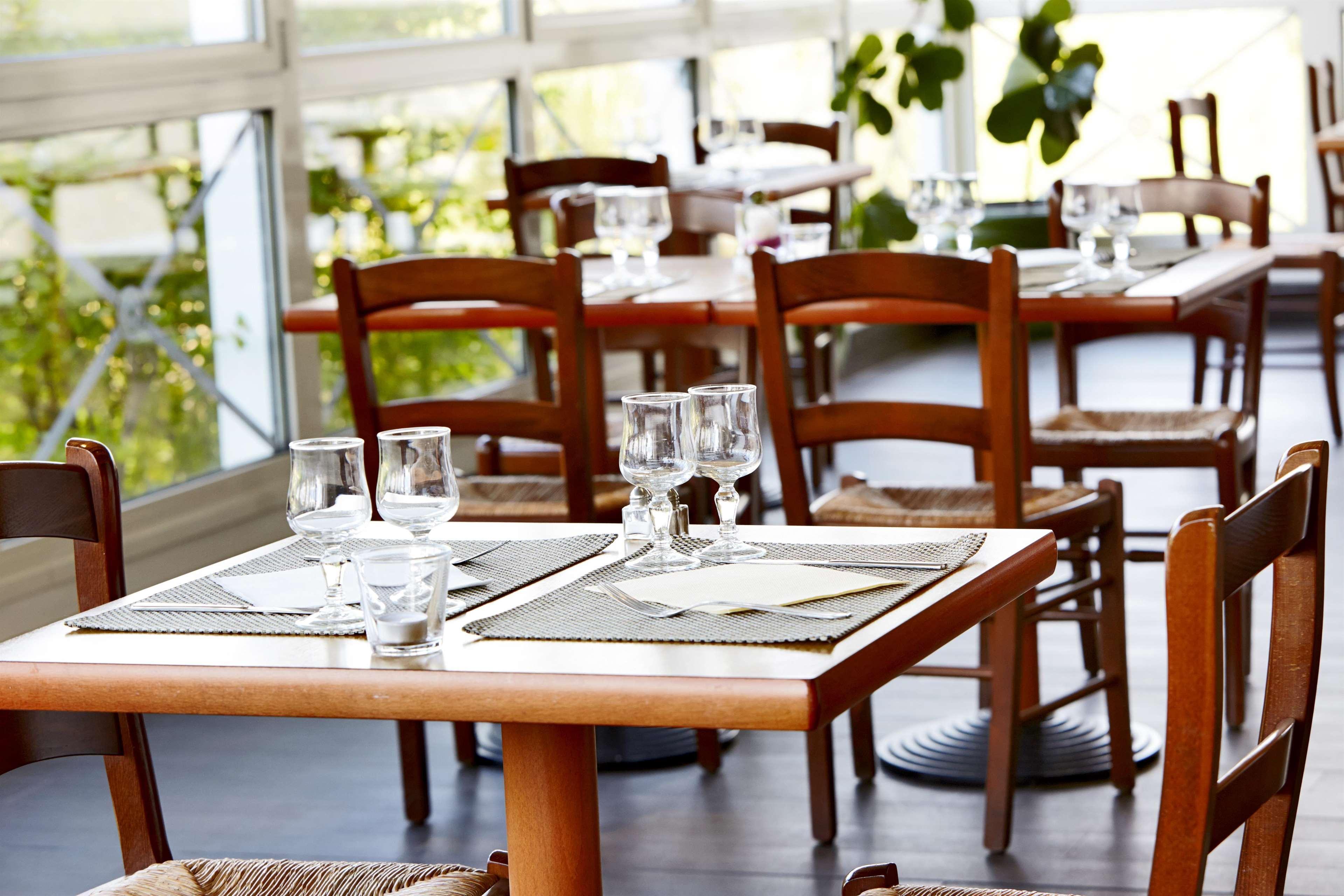 Hotel Restaurant Kyriad Fréjus Exterior photo