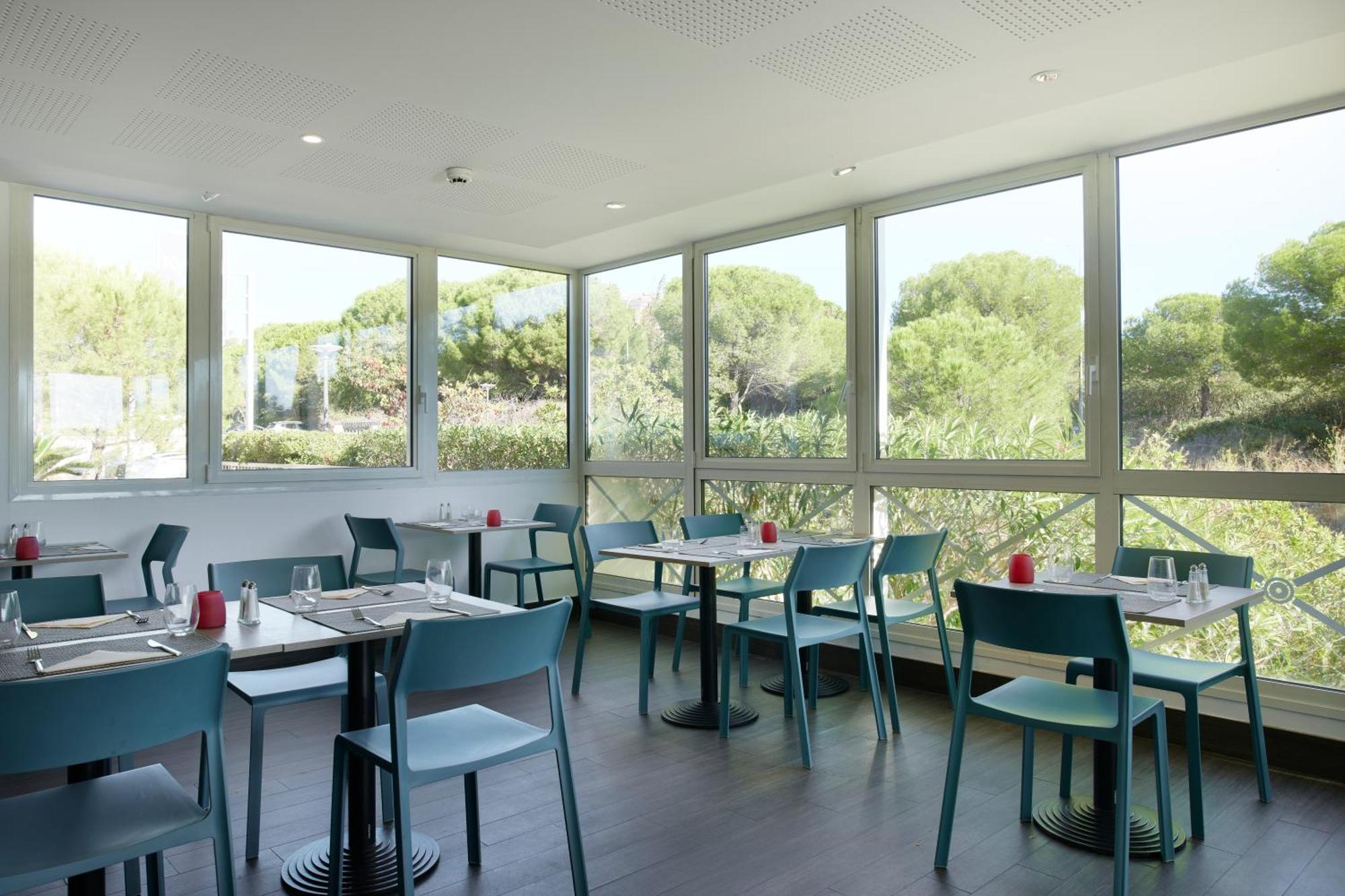 Hotel Restaurant Kyriad Fréjus Exterior photo