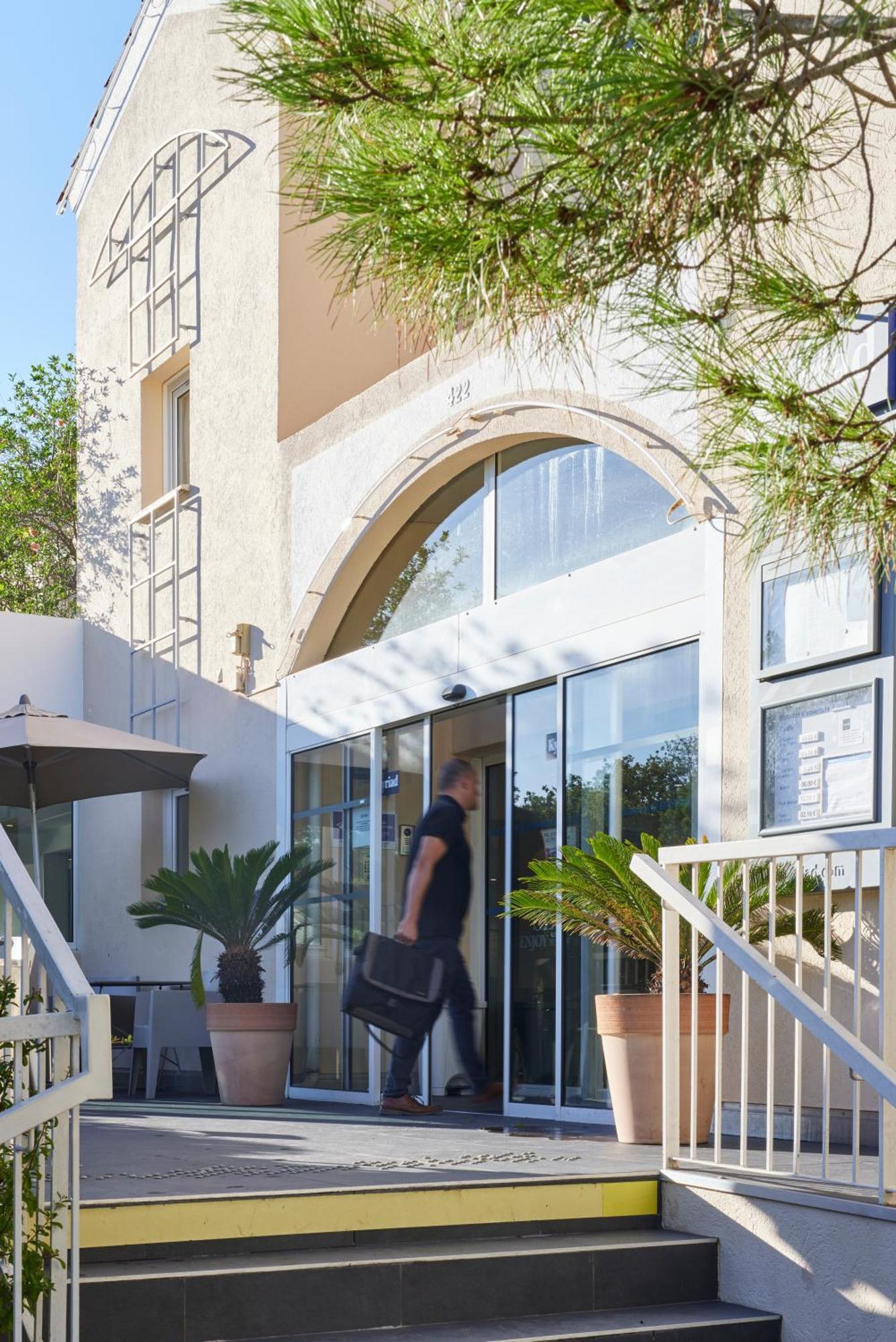 Hotel Restaurant Kyriad Fréjus Exterior photo